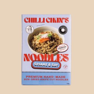 Tallarines cortados a cuchillo secados al sol, sésamo y soja – Chili Chan’s
